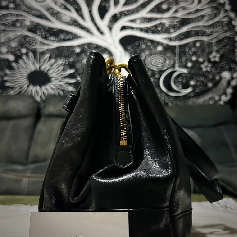 Vintage style Y2K Coach Black soft Leather Shoulder Bag with Gold Accents - Picture 17 of 17